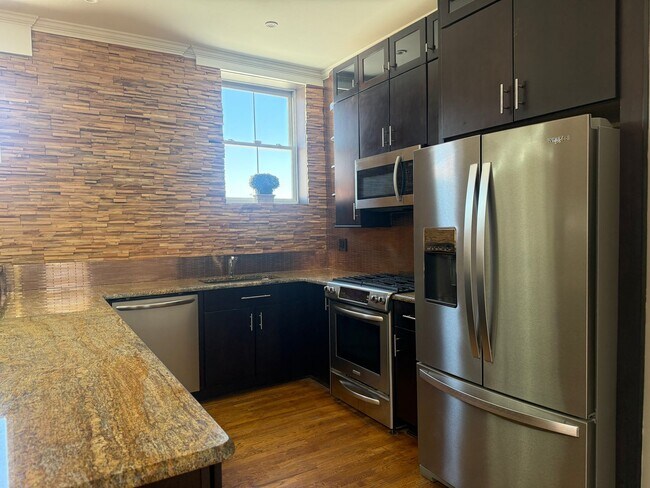 Foto del edificio - Completely Renovated Downtown Memphis Loft with Rooftop Skyline Views.