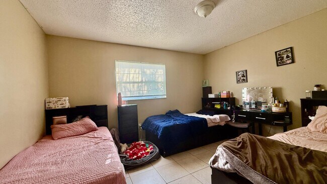 Foto del edificio - 134 Jennings Ave