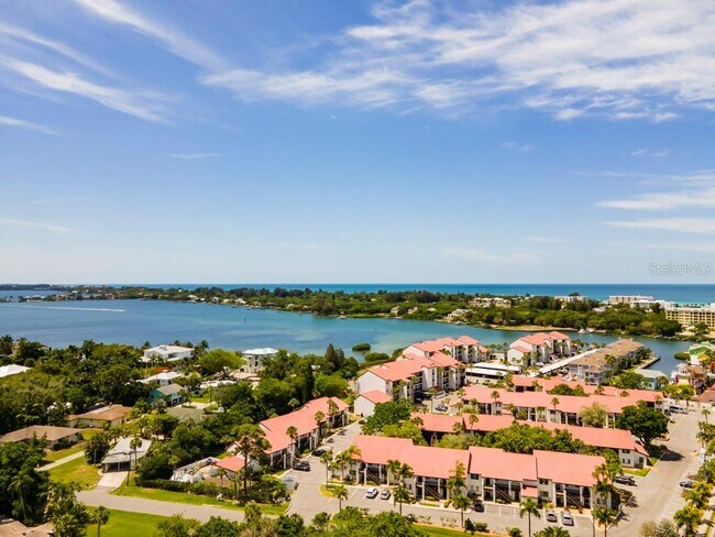 Foto del edificio - 1656 Stickney Point Rd