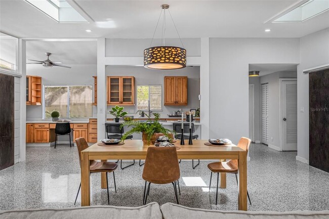 Foto del edificio - 4925 Camellia Way S