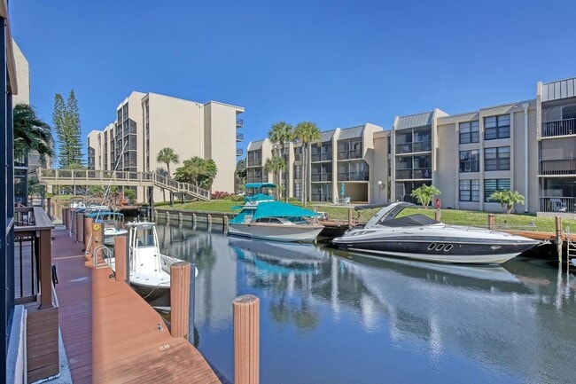 Building Photo - 6 Royal Palm Way