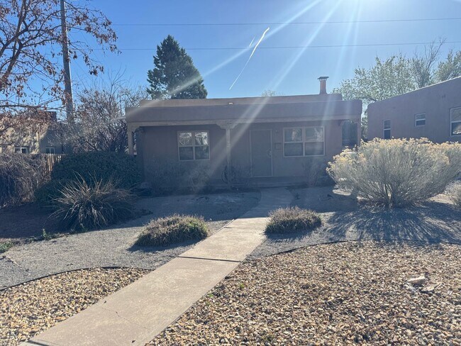 Foto del edificio - Well Maintained University Home!