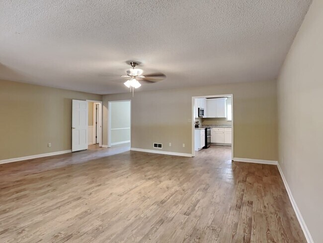 Building Photo - 260 Meadow View Dr