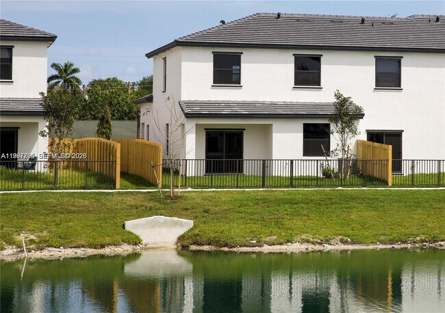 Foto del edificio - 5001 Peacock Wy