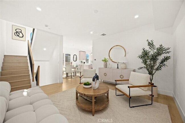 Building Photo - 905 Sunset Blvd
