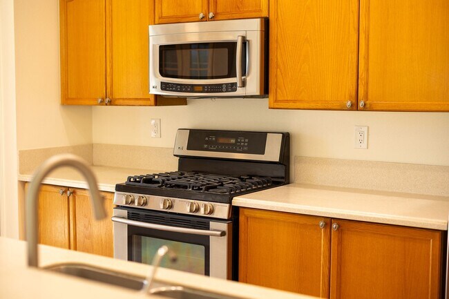 Foto del edificio - Gated California Lighthouse Townhome | 3 Bed + 2.5 Bath End Unit | Pool, Spa, Private Patio & 2-C...