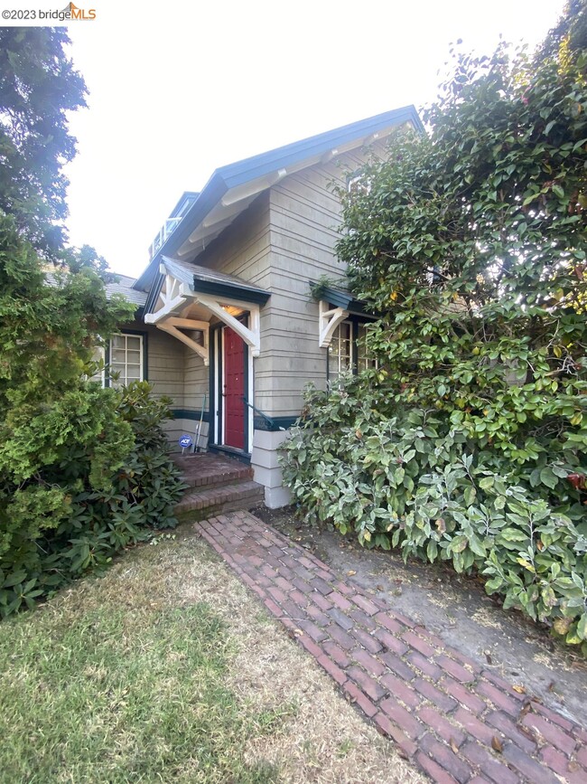 Building Photo - 5467 Shafter Ave