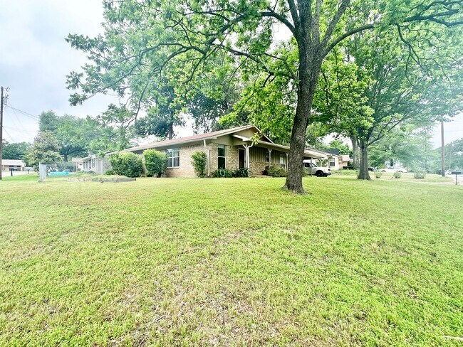 Building Photo - Coming Soon! 3 Bedroom 2 Bath 2 Car Carpor...