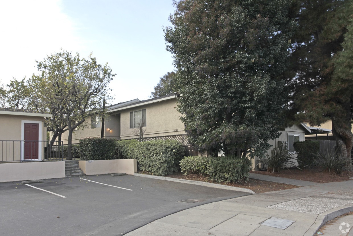 Building Photo - 41 Squire Ct