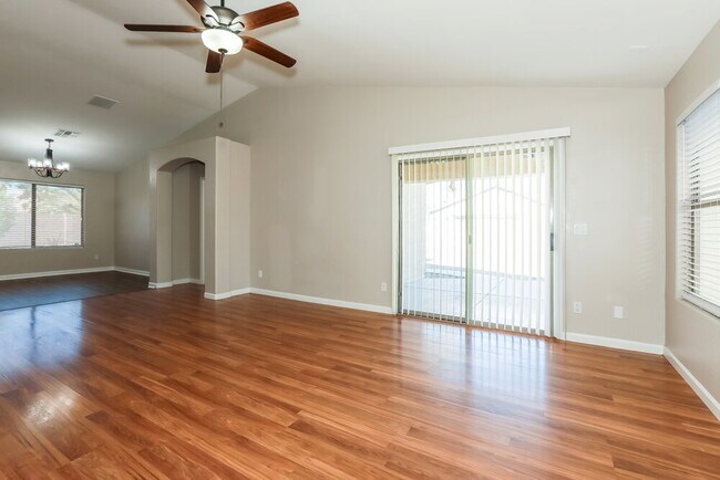 Foto del edificio - 3650 W Carlos Ln