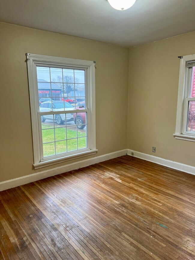 Building Photo - Cute cape cod 3 bedroom/2 bath, with garage