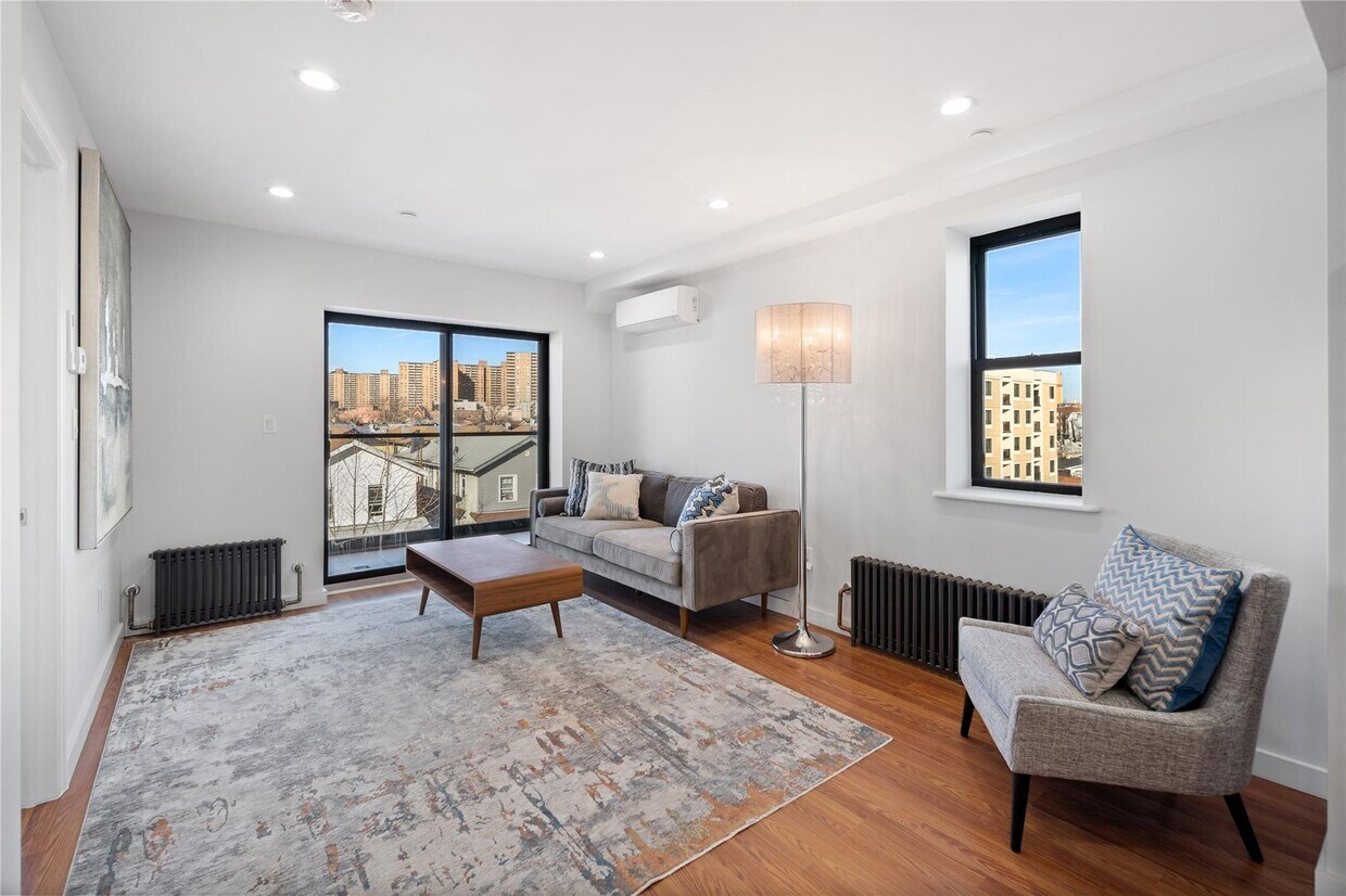 Foto principal - 3031 Brighton 5th St