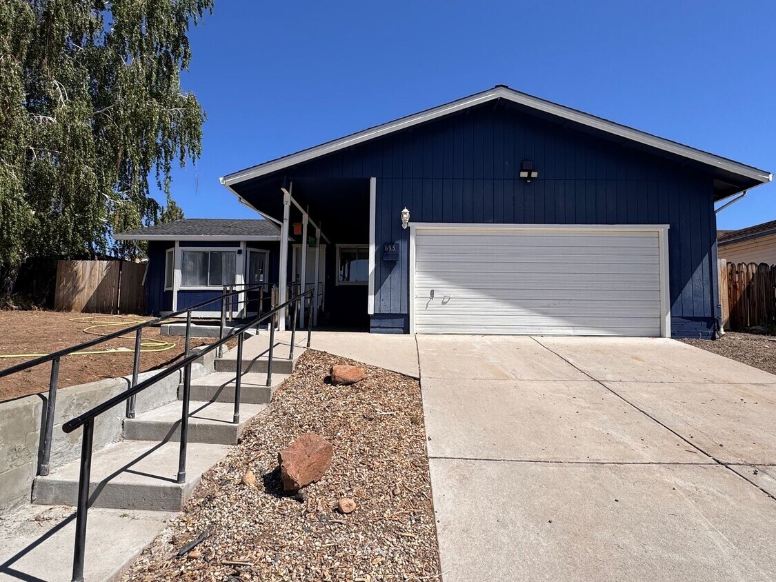 Foto principal - 695 Cameron Way