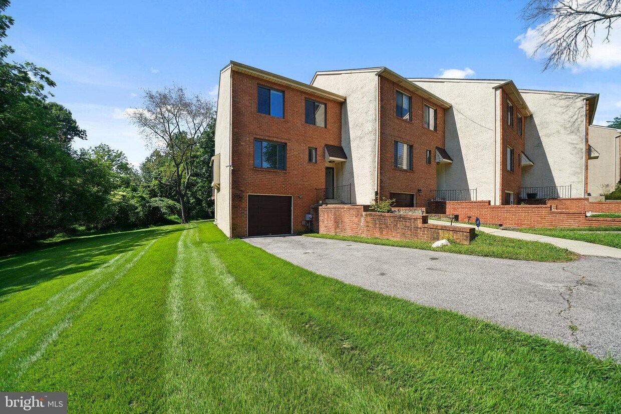 Foto principal - 9000 Ayrdale Crescent