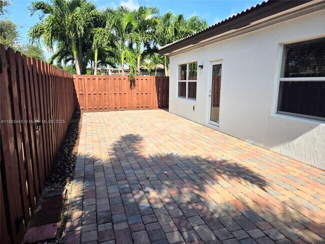 Foto del edificio - 2274 NE 3rd Ct