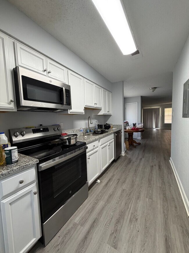 Foto del edificio - 2 bedroom 2 bath Updated Condo at Avery Close! ON THE WOLFLINE!