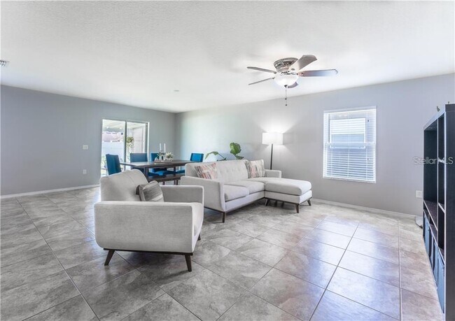 Building Photo - 2414 Plantation Oak Dr