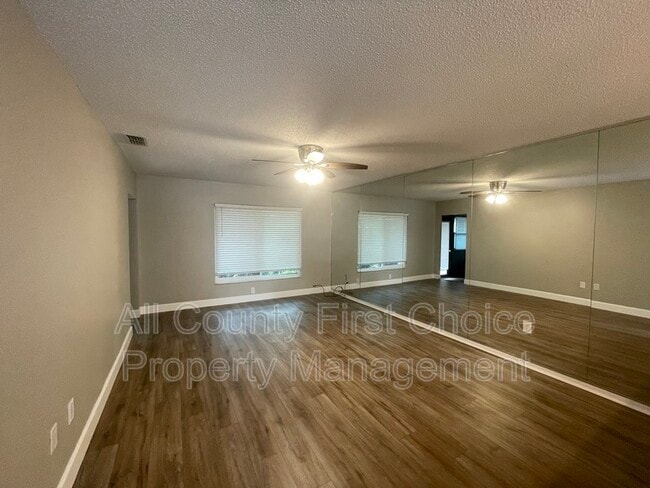 Foto del edificio - 7633 Piping Rock Ct