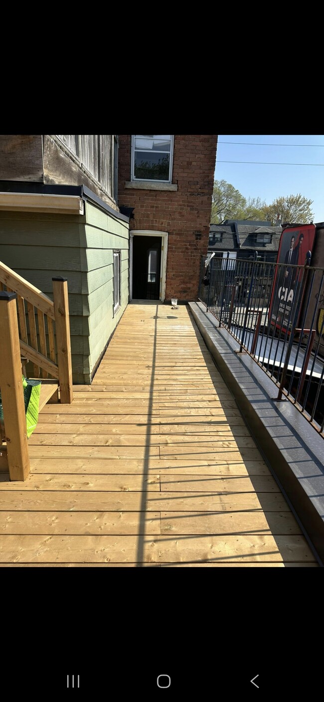 Building Photo - Bright 1 Bedroom in the Heart Of Leslieville
