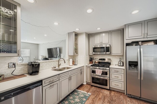 Building Photo - LOCATION, LOCATION! Featuring modern finis...