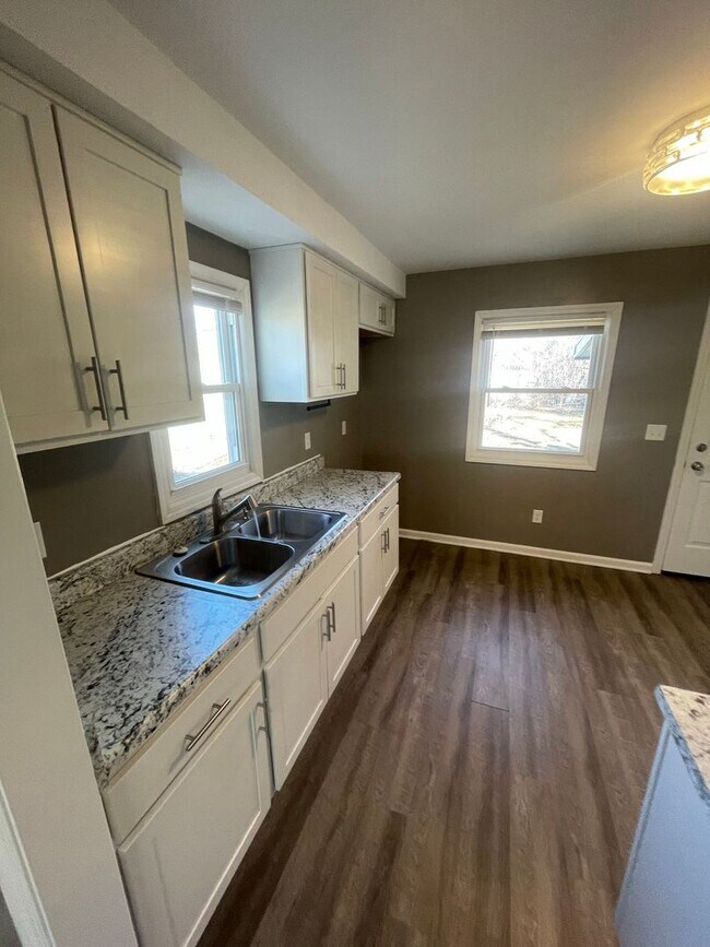 Building Photo - 2 Bedroom Single Family