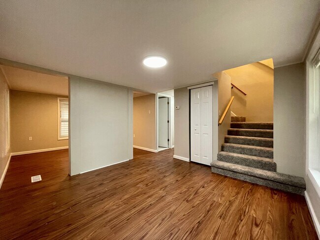 Foto del edificio - Cape Cod on cul-de-sac backs to park