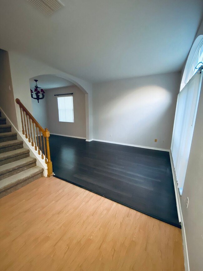 Building Photo - 4 br, 2.5 bath House - 2015 Surrey Glen Dr