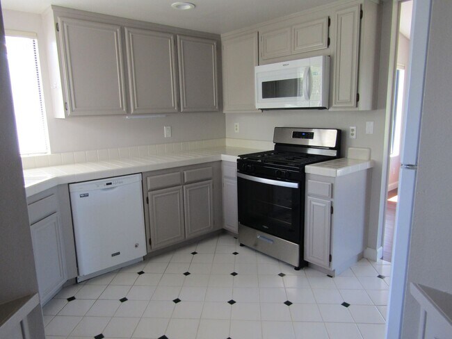 Building Photo - Single level with great golf course views