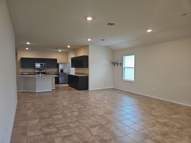 Foto del edificio - NEW IN MANAGEMENT - AVAILABLE NOW!