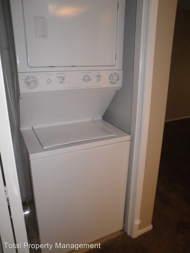 Building Photo - 1 br, 1 bath Apartment - 1093 N Cherry #1