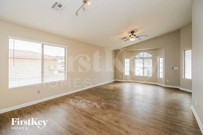 Building Photo - 1610 E Desert Ln