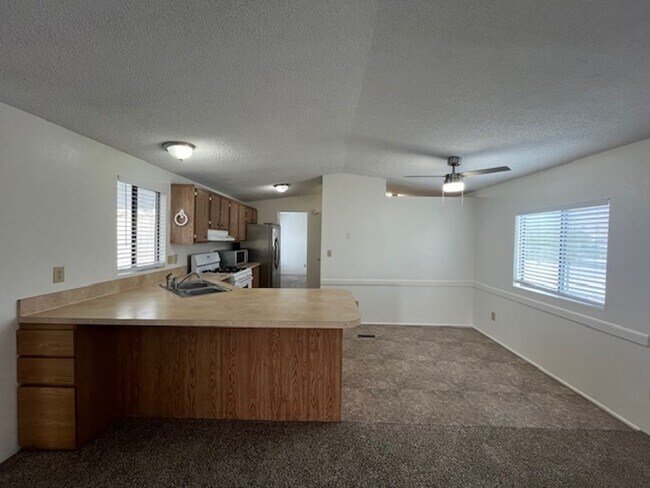 Building Photo - 2 Bedroom - 2 Bath