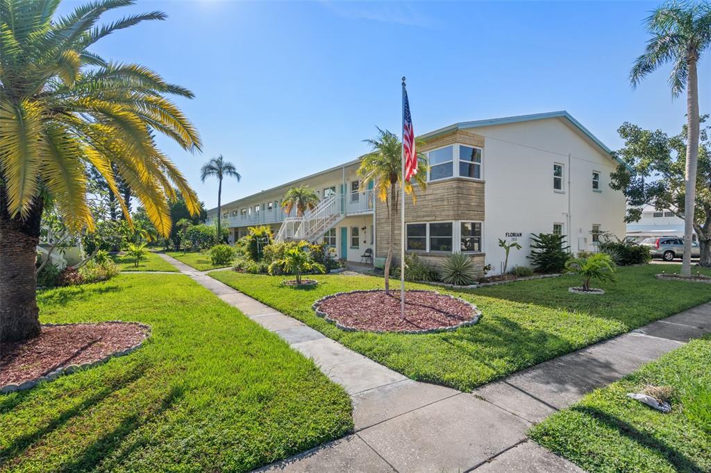 Foto principal - 5855 18th St N