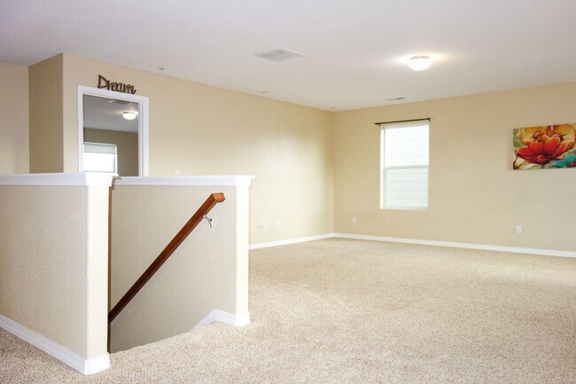 Building Photo - Spacious 3 Bed 3 Bath Home Close to Peters...