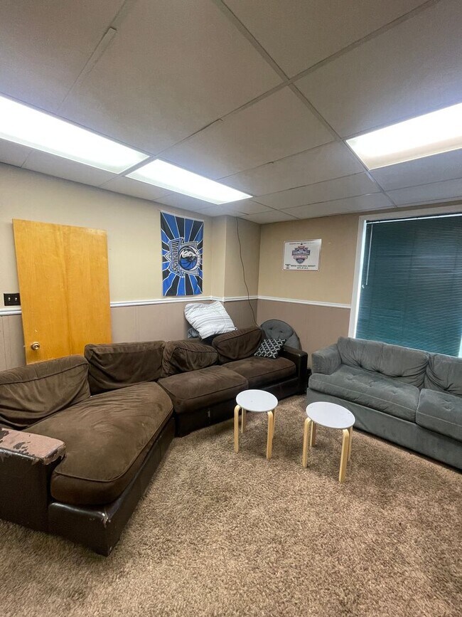 Building Photo - Comfortable and low-maintenance 3 bedroom ...