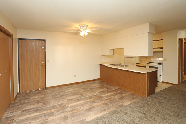 2BR, 1BA - 990 SF - Pine Pointe Apartments