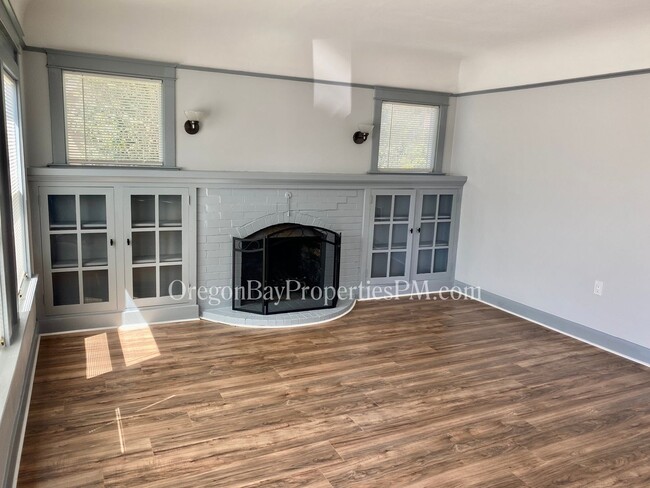 Building Photo - Johnson Ave: 2bdrm / 1 ba Home
