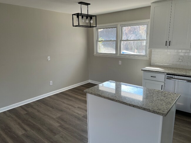 Building Photo - 524 Eastway Ave