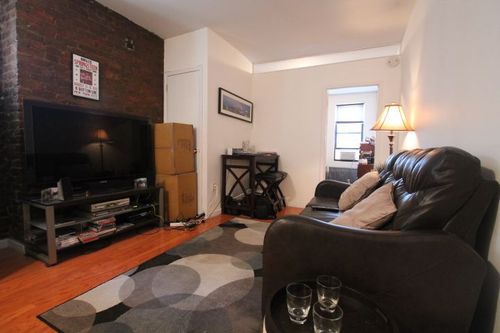 Foto principal - 334 E 11th St