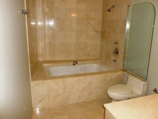 Baño - 950 W Erie St
