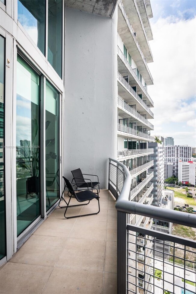 Foto del edificio - 690 SW 1st Ct