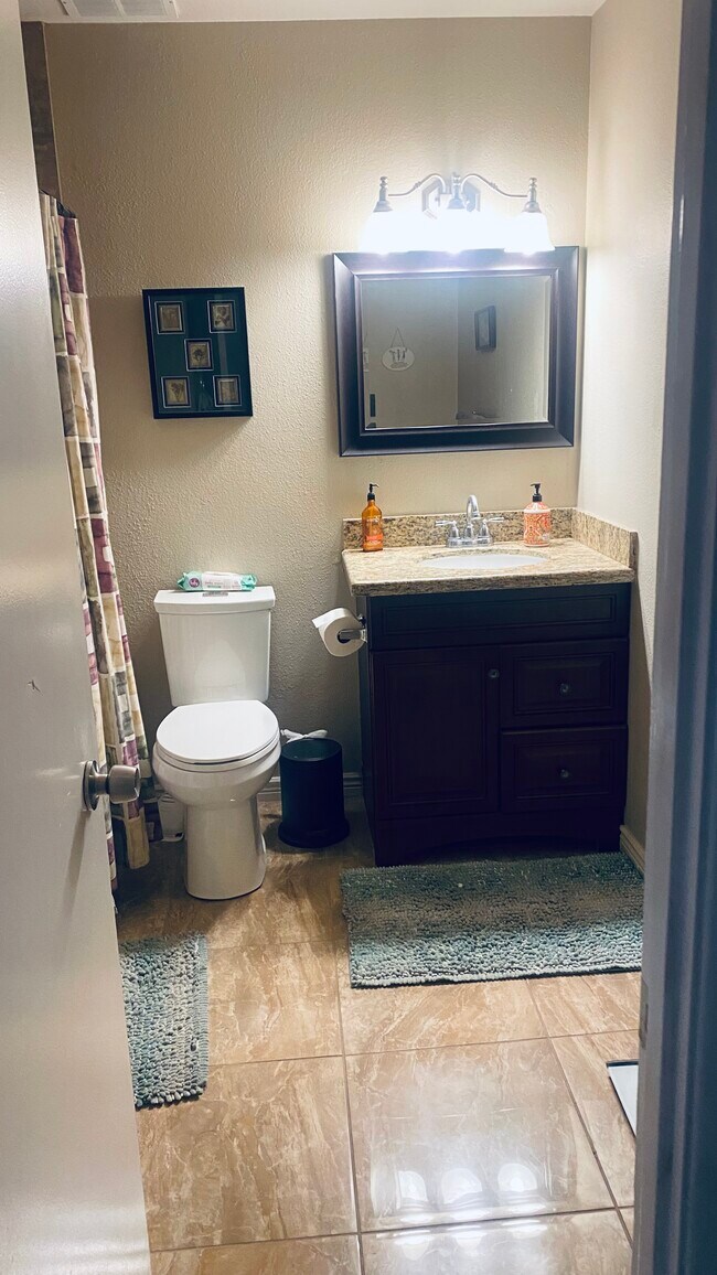 Foto del edificio - 3707 W Lupine Ave