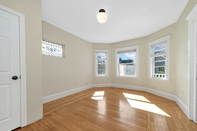 Building Photo - 31 Champney St