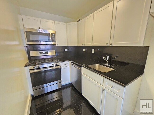 Foto del edificio - Sunlit 11th-Floor 1-Bed with Wall-to-Wall Windows in Lenox Hill