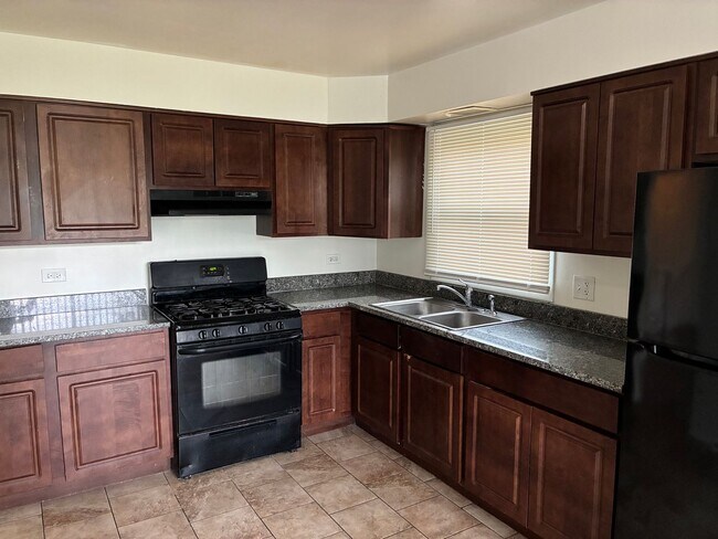Building Photo - Spacious Updated 4 Bed 2 Bath with Garage Parking