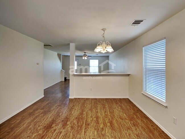 Foto del edificio - 2848 Deerfern Ln