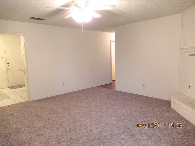 Foto del edificio - Duplex Conveniently Located Next to the Elementary, Jr. High & Park!