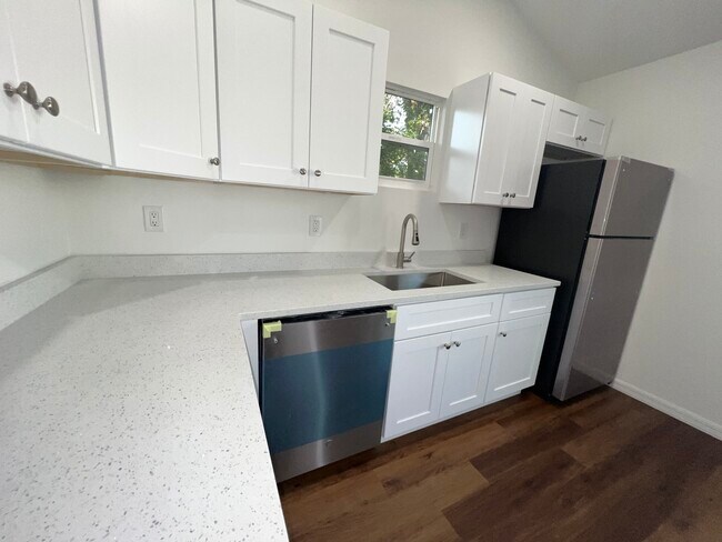 Building Photo - Allen St