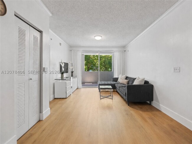 Foto del edificio - 17145 N Bay Rd