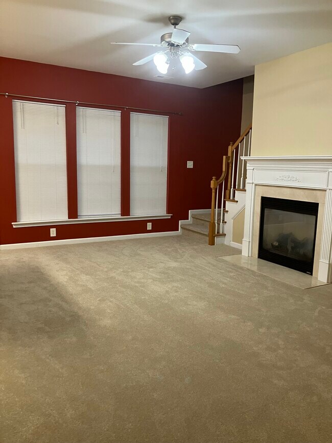 Sala de estar con chimenea - 1013 Goldmist Ln